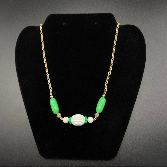 AVON Green & White Lucite Beads Gold Tone Necklace "Come Summer "1975 - Picture 2 of 11